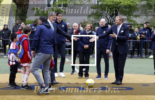 Amsterdam 17 april 2024
Staatsbezoek Nederland - Spanje met Koning Willem Alexander Koningin Maxima Koning Filipe en Koningin Letizia van Spanje aan Nederland . Koning Willem Alexander en Koning Felipe bezoeken Cruyff court in betondorp . oa aanwezig Jordy Cruijff Susila Cruijff Frank Rijkaard en Guus Hiddink.