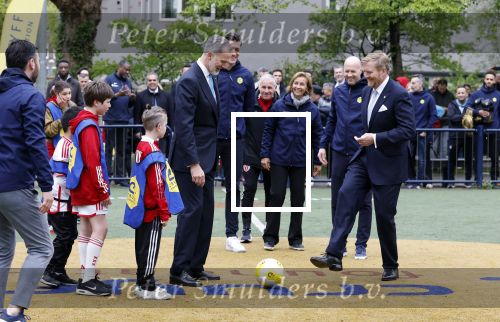 Amsterdam 17 april 2024
Staatsbezoek Nederland - Spanje met Koning Willem Alexander Koningin Maxima Koning Filipe en Koningin Letizia van Spanje aan Nederland . Koning Willem Alexander en Koning Felipe bezoeken Cruyff court in betondorp . oa aanwezig Jordy Cruijff Susila Cruijff Frank Rijkaard en Guus Hiddink.