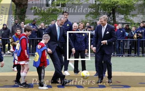 Amsterdam 17 april 2024
Staatsbezoek Nederland - Spanje met Koning Willem Alexander Koningin Maxima Koning Filipe en Koningin Letizia van Spanje aan Nederland . Koning Willem Alexander en Koning Felipe bezoeken Cruyff court in betondorp . oa aanwezig Jordy Cruijff Susila Cruijff Frank Rijkaard en Guus Hiddink.