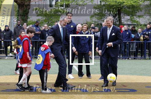 Amsterdam 17 april 2024
Staatsbezoek Nederland - Spanje met Koning Willem Alexander Koningin Maxima Koning Filipe en Koningin Letizia van Spanje aan Nederland . Koning Willem Alexander en Koning Felipe bezoeken Cruyff court in betondorp . oa aanwezig Jordy Cruijff Susila Cruijff Frank Rijkaard en Guus Hiddink.