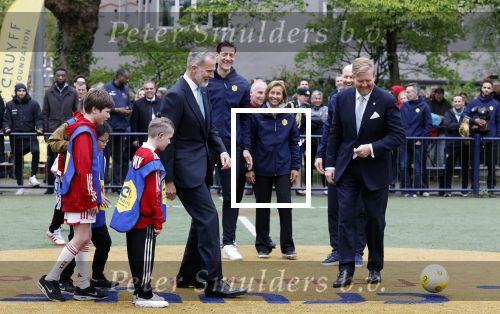 Amsterdam 17 april 2024
Staatsbezoek Nederland - Spanje met Koning Willem Alexander Koningin Maxima Koning Filipe en Koningin Letizia van Spanje aan Nederland . Koning Willem Alexander en Koning Felipe bezoeken Cruyff court in betondorp . oa aanwezig Jordy Cruijff Susila Cruijff Frank Rijkaard en Guus Hiddink.