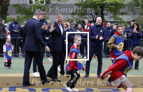 Amsterdam 17 april 2024
Staatsbezoek Nederland - Spanje met Koning Willem Alexander Koningin Maxima Koning Filipe en Koningin Letizia van Spanje aan Nederland . Koning Willem Alexander en Koning Felipe bezoeken Cruyff court in betondorp . oa aanwezig Jordy Cruijff Susila Cruijff Frank Rijkaard en Guus Hiddink.