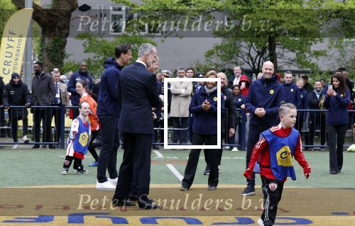 Amsterdam 17 april 2024
Staatsbezoek Nederland - Spanje met Koning Willem Alexander Koningin Maxima Koning Filipe en Koningin Letizia van Spanje aan Nederland . Koning Willem Alexander en Koning Felipe bezoeken Cruyff court in betondorp . oa aanwezig Jordy Cruijff Susila Cruijff Frank Rijkaard en Guus Hiddink.