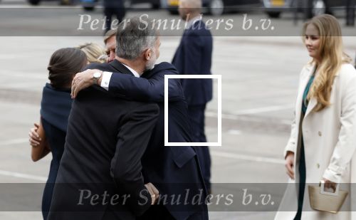 Amsterdam 18 april 2024
Contraprestatie
Koning Felipe en Koningin Letizia bieden het Koninklijk Paar een receptie aan in Museum STRAAT in Amsterdam. Hierbij is ook de Prinses van Oranje aanwezig. Tijdens de receptie openen de Koninklijke Paren een expositie van tien Spaanse en Nederlandse muurschilders. De tentoonstelling is tot en met 2 juni te bezoeken. Na de receptie neemt het Koninklijk Paar afscheid van de Spaanse Koning en Koningin. Aanwezig Koning Felipe Koningin Letizia Koning Willem Alexnader Koningin Maxima Prinses Amalia Prinses Margriet en Mr Pieter v Vollenhoven.
