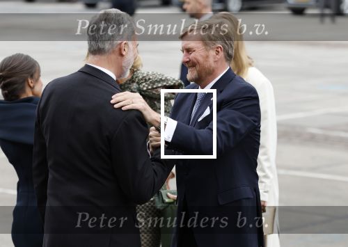 Amsterdam 18 april 2024
Contraprestatie
Koning Felipe en Koningin Letizia bieden het Koninklijk Paar een receptie aan in Museum STRAAT in Amsterdam. Hierbij is ook de Prinses van Oranje aanwezig. Tijdens de receptie openen de Koninklijke Paren een expositie van tien Spaanse en Nederlandse muurschilders. De tentoonstelling is tot en met 2 juni te bezoeken. Na de receptie neemt het Koninklijk Paar afscheid van de Spaanse Koning en Koningin. Aanwezig Koning Felipe Koningin Letizia Koning Willem Alexnader Koningin Maxima Prinses Amalia Prinses Margriet en Mr Pieter v Vollenhoven.