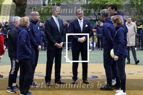Amsterdam 17 april 2024
Staatsbezoek Nederland - Spanje met Koning Willem Alexander Koningin Maxima Koning Filipe en Koningin Letizia van Spanje aan Nederland . Koning Willem Alexander en Koning Felipe bezoeken Cruyff court in betondorp . oa aanwezig Jordy Cruijff Susila Cruijff Frank Rijkaard en Guus Hiddink.