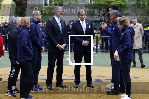 Amsterdam 17 april 2024
Staatsbezoek Nederland - Spanje met Koning Willem Alexander Koningin Maxima Koning Filipe en Koningin Letizia van Spanje aan Nederland . Koning Willem Alexander en Koning Felipe bezoeken Cruyff court in betondorp . oa aanwezig Jordy Cruijff Susila Cruijff Frank Rijkaard en Guus Hiddink.