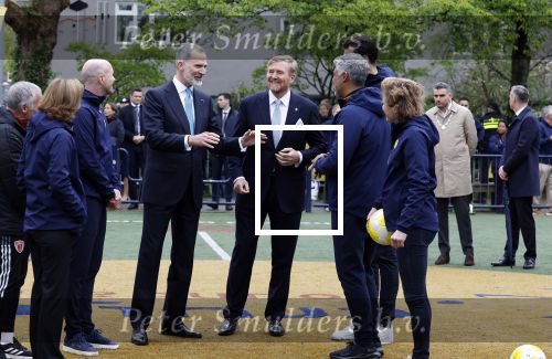 Amsterdam 17 april 2024
Staatsbezoek Nederland - Spanje met Koning Willem Alexander Koningin Maxima Koning Filipe en Koningin Letizia van Spanje aan Nederland . Koning Willem Alexander en Koning Felipe bezoeken Cruyff court in betondorp . oa aanwezig Jordy Cruijff Susila Cruijff Frank Rijkaard en Guus Hiddink.