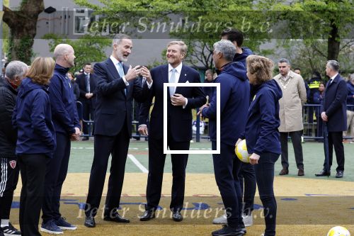 Amsterdam 17 april 2024
Staatsbezoek Nederland - Spanje met Koning Willem Alexander Koningin Maxima Koning Filipe en Koningin Letizia van Spanje aan Nederland . Koning Willem Alexander en Koning Felipe bezoeken Cruyff court in betondorp . oa aanwezig Jordy Cruijff Susila Cruijff Frank Rijkaard en Guus Hiddink.