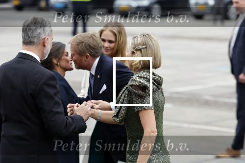 Amsterdam 18 april 2024
Contraprestatie
Koning Felipe en Koningin Letizia bieden het Koninklijk Paar een receptie aan in Museum STRAAT in Amsterdam. Hierbij is ook de Prinses van Oranje aanwezig. Tijdens de receptie openen de Koninklijke Paren een expositie van tien Spaanse en Nederlandse muurschilders. De tentoonstelling is tot en met 2 juni te bezoeken. Na de receptie neemt het Koninklijk Paar afscheid van de Spaanse Koning en Koningin. Aanwezig Koning Felipe Koningin Letizia Koning Willem Alexnader Koningin Maxima Prinses Amalia Prinses Margriet en Mr Pieter v Vollenhoven.