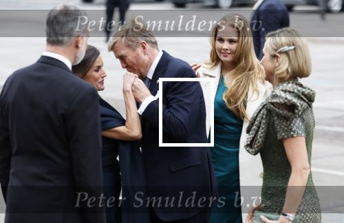 Amsterdam 18 april 2024
Contraprestatie
Koning Felipe en Koningin Letizia bieden het Koninklijk Paar een receptie aan in Museum STRAAT in Amsterdam. Hierbij is ook de Prinses van Oranje aanwezig. Tijdens de receptie openen de Koninklijke Paren een expositie van tien Spaanse en Nederlandse muurschilders. De tentoonstelling is tot en met 2 juni te bezoeken. Na de receptie neemt het Koninklijk Paar afscheid van de Spaanse Koning en Koningin. Aanwezig Koning Felipe Koningin Letizia Koning Willem Alexnader Koningin Maxima Prinses Amalia Prinses Margriet en Mr Pieter v Vollenhoven.