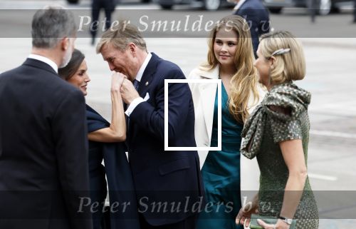 Amsterdam 18 april 2024
Contraprestatie
Koning Felipe en Koningin Letizia bieden het Koninklijk Paar een receptie aan in Museum STRAAT in Amsterdam. Hierbij is ook de Prinses van Oranje aanwezig. Tijdens de receptie openen de Koninklijke Paren een expositie van tien Spaanse en Nederlandse muurschilders. De tentoonstelling is tot en met 2 juni te bezoeken. Na de receptie neemt het Koninklijk Paar afscheid van de Spaanse Koning en Koningin. Aanwezig Koning Felipe Koningin Letizia Koning Willem Alexnader Koningin Maxima Prinses Amalia Prinses Margriet en Mr Pieter v Vollenhoven.