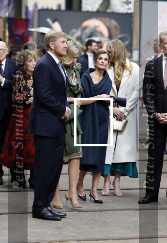 Amsterdam 18 april 2024
Contraprestatie
Koning Felipe en Koningin Letizia bieden het Koninklijk Paar een receptie aan in Museum STRAAT in Amsterdam. Hierbij is ook de Prinses van Oranje aanwezig. Tijdens de receptie openen de Koninklijke Paren een expositie van tien Spaanse en Nederlandse muurschilders. De tentoonstelling is tot en met 2 juni te bezoeken. Na de receptie neemt het Koninklijk Paar afscheid van de Spaanse Koning en Koningin. Aanwezig Koning Felipe Koningin Letizia Koning Willem Alexnader Koningin Maxima Prinses Amalia Prinses Margriet en Mr Pieter v Vollenhoven.