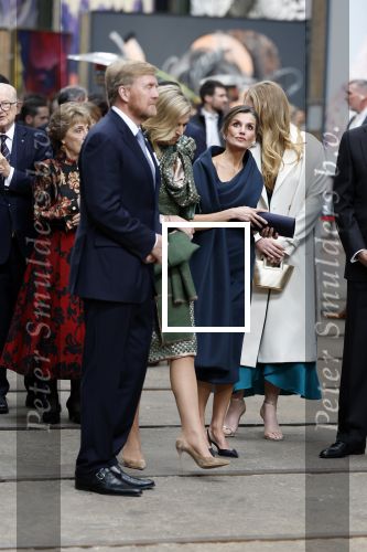 Amsterdam 18 april 2024
Contraprestatie
Koning Felipe en Koningin Letizia bieden het Koninklijk Paar een receptie aan in Museum STRAAT in Amsterdam. Hierbij is ook de Prinses van Oranje aanwezig. Tijdens de receptie openen de Koninklijke Paren een expositie van tien Spaanse en Nederlandse muurschilders. De tentoonstelling is tot en met 2 juni te bezoeken. Na de receptie neemt het Koninklijk Paar afscheid van de Spaanse Koning en Koningin. Aanwezig Koning Felipe Koningin Letizia Koning Willem Alexnader Koningin Maxima Prinses Amalia Prinses Margriet en Mr Pieter v Vollenhoven.