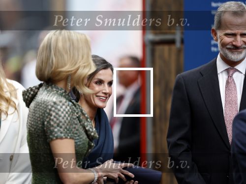 Amsterdam 18 april 2024
Contraprestatie
Koning Felipe en Koningin Letizia bieden het Koninklijk Paar een receptie aan in Museum STRAAT in Amsterdam. Hierbij is ook de Prinses van Oranje aanwezig. Tijdens de receptie openen de Koninklijke Paren een expositie van tien Spaanse en Nederlandse muurschilders. De tentoonstelling is tot en met 2 juni te bezoeken. Na de receptie neemt het Koninklijk Paar afscheid van de Spaanse Koning en Koningin. Aanwezig Koning Felipe Koningin Letizia Koning Willem Alexnader Koningin Maxima Prinses Amalia Prinses Margriet en Mr Pieter v Vollenhoven.