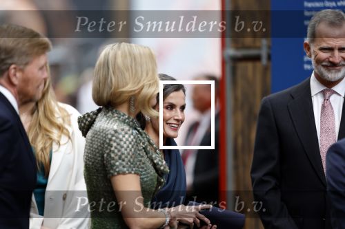 Amsterdam 18 april 2024
Contraprestatie
Koning Felipe en Koningin Letizia bieden het Koninklijk Paar een receptie aan in Museum STRAAT in Amsterdam. Hierbij is ook de Prinses van Oranje aanwezig. Tijdens de receptie openen de Koninklijke Paren een expositie van tien Spaanse en Nederlandse muurschilders. De tentoonstelling is tot en met 2 juni te bezoeken. Na de receptie neemt het Koninklijk Paar afscheid van de Spaanse Koning en Koningin. Aanwezig Koning Felipe Koningin Letizia Koning Willem Alexnader Koningin Maxima Prinses Amalia Prinses Margriet en Mr Pieter v Vollenhoven.