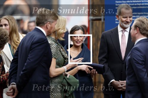 Amsterdam 18 april 2024
Contraprestatie
Koning Felipe en Koningin Letizia bieden het Koninklijk Paar een receptie aan in Museum STRAAT in Amsterdam. Hierbij is ook de Prinses van Oranje aanwezig. Tijdens de receptie openen de Koninklijke Paren een expositie van tien Spaanse en Nederlandse muurschilders. De tentoonstelling is tot en met 2 juni te bezoeken. Na de receptie neemt het Koninklijk Paar afscheid van de Spaanse Koning en Koningin. Aanwezig Koning Felipe Koningin Letizia Koning Willem Alexnader Koningin Maxima Prinses Amalia Prinses Margriet en Mr Pieter v Vollenhoven.
