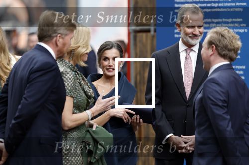 Amsterdam 18 april 2024
Contraprestatie
Koning Felipe en Koningin Letizia bieden het Koninklijk Paar een receptie aan in Museum STRAAT in Amsterdam. Hierbij is ook de Prinses van Oranje aanwezig. Tijdens de receptie openen de Koninklijke Paren een expositie van tien Spaanse en Nederlandse muurschilders. De tentoonstelling is tot en met 2 juni te bezoeken. Na de receptie neemt het Koninklijk Paar afscheid van de Spaanse Koning en Koningin. Aanwezig Koning Felipe Koningin Letizia Koning Willem Alexnader Koningin Maxima Prinses Amalia Prinses Margriet en Mr Pieter v Vollenhoven.