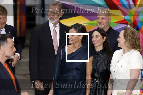 Amsterdam 18 april 2024
Contraprestatie
Koning Felipe en Koningin Letizia bieden het Koninklijk Paar een receptie aan in Museum STRAAT in Amsterdam. Hierbij is ook de Prinses van Oranje aanwezig. Tijdens de receptie openen de Koninklijke Paren een expositie van tien Spaanse en Nederlandse muurschilders. De tentoonstelling is tot en met 2 juni te bezoeken. Na de receptie neemt het Koninklijk Paar afscheid van de Spaanse Koning en Koningin. Aanwezig Koning Felipe Koningin Letizia Koning Willem Alexnader Koningin Maxima Prinses Amalia Prinses Margriet en Mr Pieter v Vollenhoven.