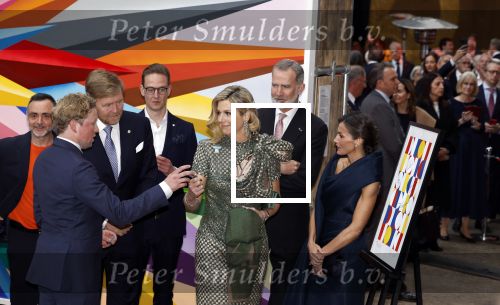 Amsterdam 18 april 2024
Contraprestatie
Koning Felipe en Koningin Letizia bieden het Koninklijk Paar een receptie aan in Museum STRAAT in Amsterdam. Hierbij is ook de Prinses van Oranje aanwezig. Tijdens de receptie openen de Koninklijke Paren een expositie van tien Spaanse en Nederlandse muurschilders. De tentoonstelling is tot en met 2 juni te bezoeken. Na de receptie neemt het Koninklijk Paar afscheid van de Spaanse Koning en Koningin. Aanwezig Koning Felipe Koningin Letizia Koning Willem Alexnader Koningin Maxima Prinses Amalia Prinses Margriet en Mr Pieter v Vollenhoven.