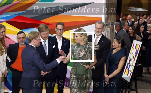 Amsterdam 18 april 2024
Contraprestatie
Koning Felipe en Koningin Letizia bieden het Koninklijk Paar een receptie aan in Museum STRAAT in Amsterdam. Hierbij is ook de Prinses van Oranje aanwezig. Tijdens de receptie openen de Koninklijke Paren een expositie van tien Spaanse en Nederlandse muurschilders. De tentoonstelling is tot en met 2 juni te bezoeken. Na de receptie neemt het Koninklijk Paar afscheid van de Spaanse Koning en Koningin. Aanwezig Koning Felipe Koningin Letizia Koning Willem Alexnader Koningin Maxima Prinses Amalia Prinses Margriet en Mr Pieter v Vollenhoven.