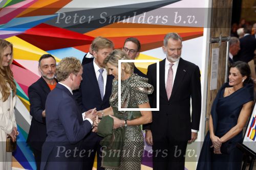 Amsterdam 18 april 2024
Contraprestatie
Koning Felipe en Koningin Letizia bieden het Koninklijk Paar een receptie aan in Museum STRAAT in Amsterdam. Hierbij is ook de Prinses van Oranje aanwezig. Tijdens de receptie openen de Koninklijke Paren een expositie van tien Spaanse en Nederlandse muurschilders. De tentoonstelling is tot en met 2 juni te bezoeken. Na de receptie neemt het Koninklijk Paar afscheid van de Spaanse Koning en Koningin. Aanwezig Koning Felipe Koningin Letizia Koning Willem Alexnader Koningin Maxima Prinses Amalia Prinses Margriet en Mr Pieter v Vollenhoven.
