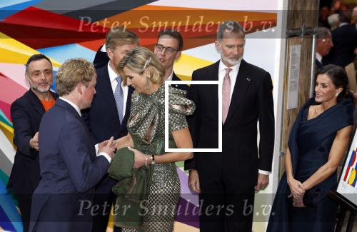 Amsterdam 18 april 2024
Contraprestatie
Koning Felipe en Koningin Letizia bieden het Koninklijk Paar een receptie aan in Museum STRAAT in Amsterdam. Hierbij is ook de Prinses van Oranje aanwezig. Tijdens de receptie openen de Koninklijke Paren een expositie van tien Spaanse en Nederlandse muurschilders. De tentoonstelling is tot en met 2 juni te bezoeken. Na de receptie neemt het Koninklijk Paar afscheid van de Spaanse Koning en Koningin. Aanwezig Koning Felipe Koningin Letizia Koning Willem Alexnader Koningin Maxima Prinses Amalia Prinses Margriet en Mr Pieter v Vollenhoven.