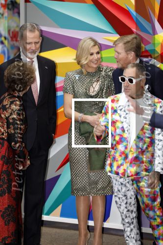 Amsterdam 18 april 2024
Contraprestatie
Koning Felipe en Koningin Letizia bieden het Koninklijk Paar een receptie aan in Museum STRAAT in Amsterdam. Hierbij is ook de Prinses van Oranje aanwezig. Tijdens de receptie openen de Koninklijke Paren een expositie van tien Spaanse en Nederlandse muurschilders. De tentoonstelling is tot en met 2 juni te bezoeken. Na de receptie neemt het Koninklijk Paar afscheid van de Spaanse Koning en Koningin. Aanwezig Koning Felipe Koningin Letizia Koning Willem Alexnader Koningin Maxima Prinses Amalia Prinses Margriet en Mr Pieter v Vollenhoven.