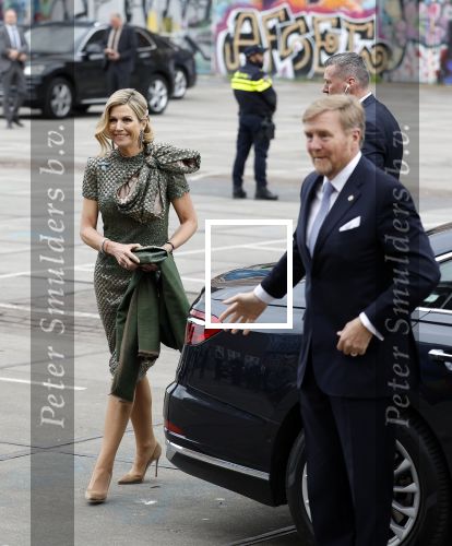 Amsterdam 18 april 2024
Contraprestatie
Koning Felipe en Koningin Letizia bieden het Koninklijk Paar een receptie aan in Museum STRAAT in Amsterdam. Hierbij is ook de Prinses van Oranje aanwezig. Tijdens de receptie openen de Koninklijke Paren een expositie van tien Spaanse en Nederlandse muurschilders. De tentoonstelling is tot en met 2 juni te bezoeken. Na de receptie neemt het Koninklijk Paar afscheid van de Spaanse Koning en Koningin. Aanwezig Koning Felipe Koningin Letizia Koning Willem Alexnader Koningin Maxima Prinses Amalia Prinses Margriet en Mr Pieter v Vollenhoven.