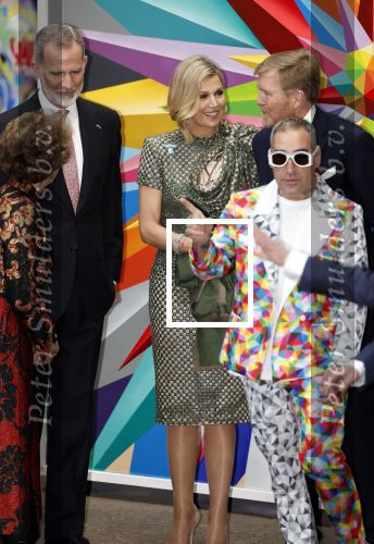 Amsterdam 18 april 2024
Contraprestatie
Koning Felipe en Koningin Letizia bieden het Koninklijk Paar een receptie aan in Museum STRAAT in Amsterdam. Hierbij is ook de Prinses van Oranje aanwezig. Tijdens de receptie openen de Koninklijke Paren een expositie van tien Spaanse en Nederlandse muurschilders. De tentoonstelling is tot en met 2 juni te bezoeken. Na de receptie neemt het Koninklijk Paar afscheid van de Spaanse Koning en Koningin. Aanwezig Koning Felipe Koningin Letizia Koning Willem Alexnader Koningin Maxima Prinses Amalia Prinses Margriet en Mr Pieter v Vollenhoven.