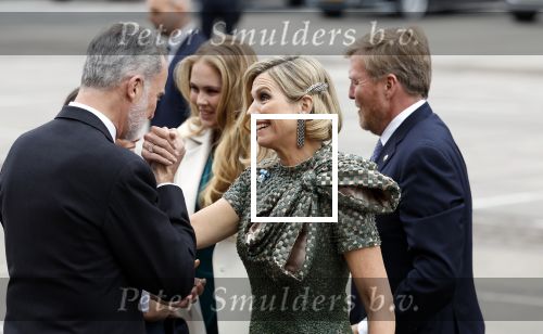 Amsterdam 18 april 2024
Contraprestatie
Koning Felipe en Koningin Letizia bieden het Koninklijk Paar een receptie aan in Museum STRAAT in Amsterdam. Hierbij is ook de Prinses van Oranje aanwezig. Tijdens de receptie openen de Koninklijke Paren een expositie van tien Spaanse en Nederlandse muurschilders. De tentoonstelling is tot en met 2 juni te bezoeken. Na de receptie neemt het Koninklijk Paar afscheid van de Spaanse Koning en Koningin. Aanwezig Koning Felipe Koningin Letizia Koning Willem Alexnader Koningin Maxima Prinses Amalia Prinses Margriet en Mr Pieter v Vollenhoven.