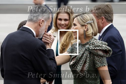 Amsterdam 18 april 2024
Contraprestatie
Koning Felipe en Koningin Letizia bieden het Koninklijk Paar een receptie aan in Museum STRAAT in Amsterdam. Hierbij is ook de Prinses van Oranje aanwezig. Tijdens de receptie openen de Koninklijke Paren een expositie van tien Spaanse en Nederlandse muurschilders. De tentoonstelling is tot en met 2 juni te bezoeken. Na de receptie neemt het Koninklijk Paar afscheid van de Spaanse Koning en Koningin. Aanwezig Koning Felipe Koningin Letizia Koning Willem Alexnader Koningin Maxima Prinses Amalia Prinses Margriet en Mr Pieter v Vollenhoven.