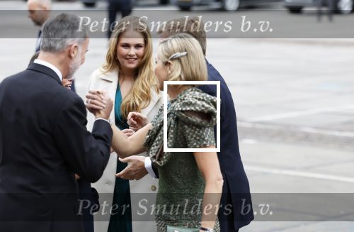 Amsterdam 18 april 2024
Contraprestatie
Koning Felipe en Koningin Letizia bieden het Koninklijk Paar een receptie aan in Museum STRAAT in Amsterdam. Hierbij is ook de Prinses van Oranje aanwezig. Tijdens de receptie openen de Koninklijke Paren een expositie van tien Spaanse en Nederlandse muurschilders. De tentoonstelling is tot en met 2 juni te bezoeken. Na de receptie neemt het Koninklijk Paar afscheid van de Spaanse Koning en Koningin. Aanwezig Koning Felipe Koningin Letizia Koning Willem Alexnader Koningin Maxima Prinses Amalia Prinses Margriet en Mr Pieter v Vollenhoven.