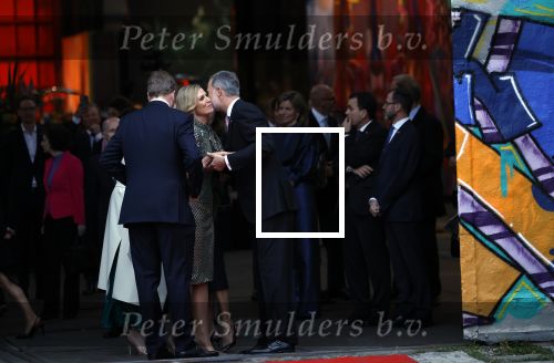 Amsterdam 18 april 2024
Contraprestatie
Koning Felipe en Koningin Letizia bieden het Koninklijk Paar een receptie aan in Museum STRAAT in Amsterdam. Hierbij is ook de Prinses van Oranje aanwezig. Tijdens de receptie openen de Koninklijke Paren een expositie van tien Spaanse en Nederlandse muurschilders. De tentoonstelling is tot en met 2 juni te bezoeken. Na de receptie neemt het Koninklijk Paar afscheid van de Spaanse Koning en Koningin. Aanwezig Koning Felipe Koningin Letizia Koning Willem Alexnader Koningin Maxima Prinses Amalia Prinses Margriet en Mr Pieter v Vollenhoven.