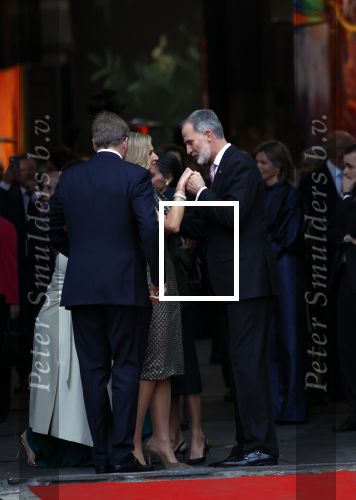Amsterdam 18 april 2024
Contraprestatie
Koning Felipe en Koningin Letizia bieden het Koninklijk Paar een receptie aan in Museum STRAAT in Amsterdam. Hierbij is ook de Prinses van Oranje aanwezig. Tijdens de receptie openen de Koninklijke Paren een expositie van tien Spaanse en Nederlandse muurschilders. De tentoonstelling is tot en met 2 juni te bezoeken. Na de receptie neemt het Koninklijk Paar afscheid van de Spaanse Koning en Koningin. Aanwezig Koning Felipe Koningin Letizia Koning Willem Alexnader Koningin Maxima Prinses Amalia Prinses Margriet en Mr Pieter v Vollenhoven.