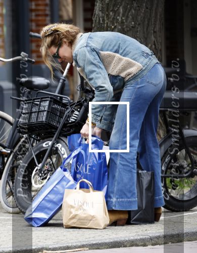 Amsterdam 11 april 2024
Lieke v Lexmond doet boodschappen op haar electrische Fatbike  op straat in Amsterdam Zuid.