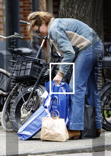 Amsterdam 11 april 2024
Lieke v Lexmond doet boodschappen op haar electrische Fatbike  op straat in Amsterdam Zuid.