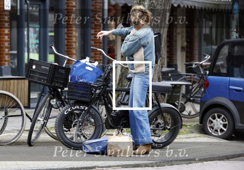 Amsterdam 11 april 2024
Lieke v Lexmond doet boodschappen op haar electrische Fatbike  op straat in Amsterdam Zuid.