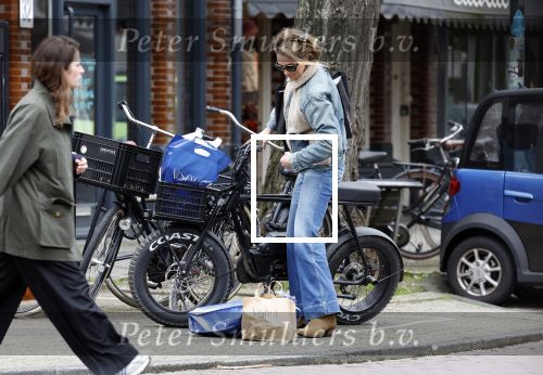 Amsterdam 11 april 2024
Lieke v Lexmond doet boodschappen op haar electrische Fatbike  op straat in Amsterdam Zuid.
