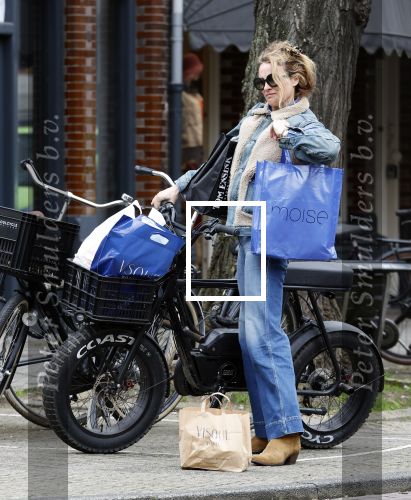 Amsterdam 11 april 2024
Lieke v Lexmond doet boodschappen op haar electrische Fatbike  op straat in Amsterdam Zuid.