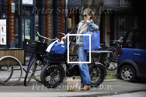 Amsterdam 11 april 2024
Lieke v Lexmond doet boodschappen op haar electrische Fatbike  op straat in Amsterdam Zuid.