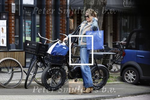 Amsterdam 11 april 2024
Lieke v Lexmond doet boodschappen op haar electrische Fatbike  op straat in Amsterdam Zuid.