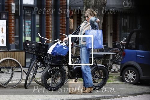 Amsterdam 11 april 2024
Lieke v Lexmond doet boodschappen op haar electrische Fatbike  op straat in Amsterdam Zuid.