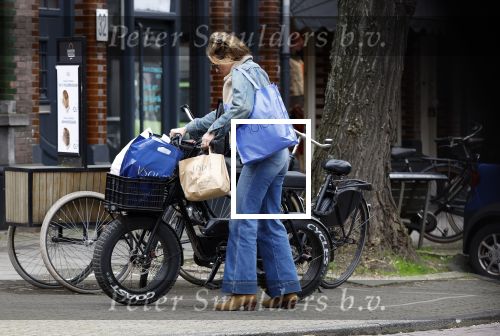Amsterdam 11 april 2024
Lieke v Lexmond doet boodschappen op haar electrische Fatbike  op straat in Amsterdam Zuid.