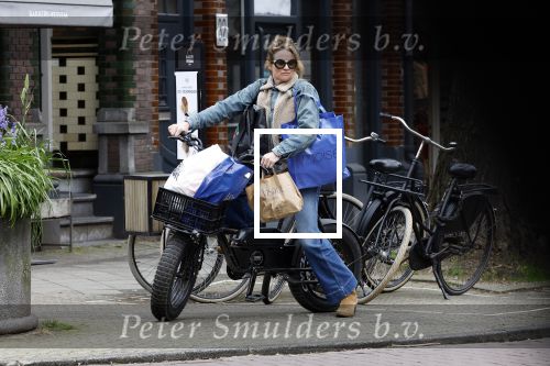 Amsterdam 11 april 2024
Lieke v Lexmond doet boodschappen op haar electrische Fatbike  op straat in Amsterdam Zuid.