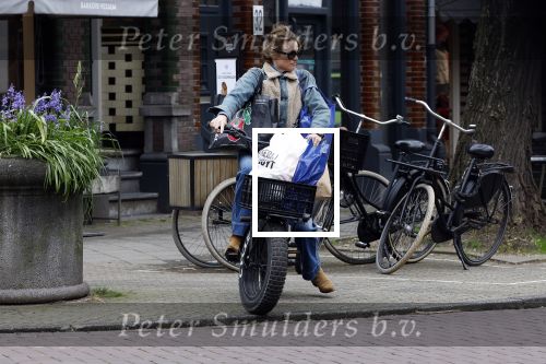 Amsterdam 11 april 2024
Lieke v Lexmond doet boodschappen op haar electrische Fatbike  op straat in Amsterdam Zuid.