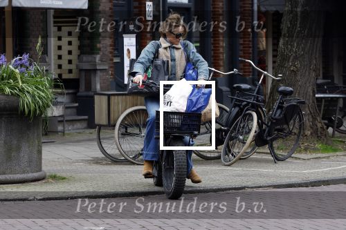 Amsterdam 11 april 2024
Lieke v Lexmond doet boodschappen op haar electrische Fatbike  op straat in Amsterdam Zuid.