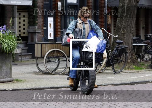 Amsterdam 11 april 2024
Lieke v Lexmond doet boodschappen op haar electrische Fatbike  op straat in Amsterdam Zuid.