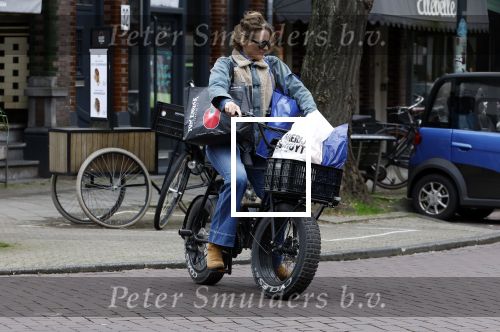 Amsterdam 11 april 2024
Lieke v Lexmond doet boodschappen op haar electrische Fatbike  op straat in Amsterdam Zuid.