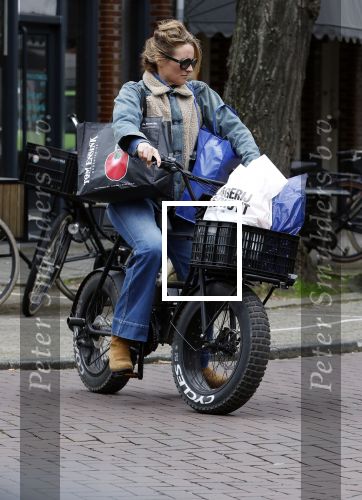 Amsterdam 11 april 2024
Lieke v Lexmond doet boodschappen op haar electrische Fatbike  op straat in Amsterdam Zuid.